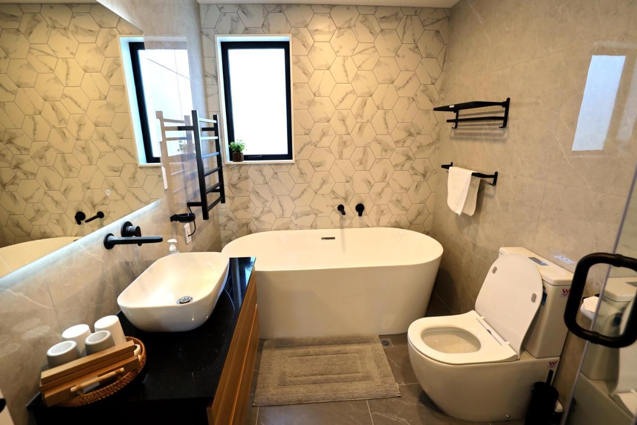 Luxury Brand New Designer Living Apartment Auckland Exterior photo